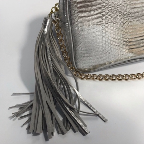 🆕🔥VICTORIA SECRETS GORGEOUS&CHIC GOLD CHAIN SILVER/REPTILE TEXTURE CROSSBODY - Picture 5 of 11